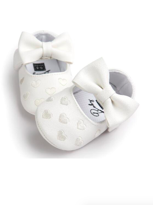 white-hearts-and-ribbon-baby-shoes